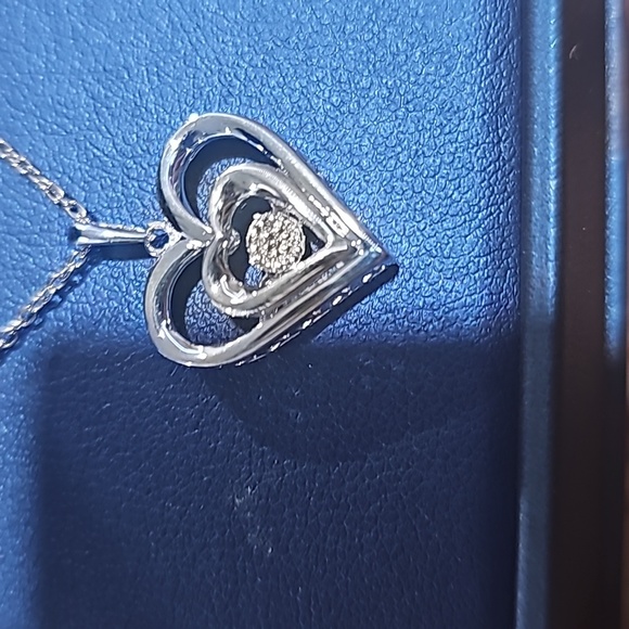 Sterling silver necklace with a dancing crust diamond in the middle ๐ - Picture 3 of 6